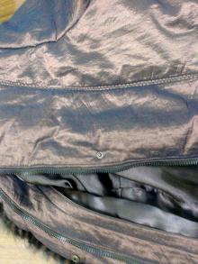 Ремонт и переделка куртки: замена кнопок на пуговицы